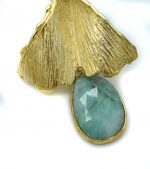 Orecchini in argento dorato con radice di smeraldo